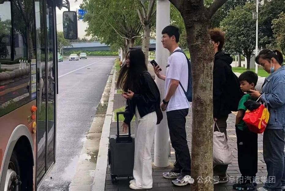 學生乘客返校時 溫情服務保暢通 || 阜汽集團全力保障返程學生客流